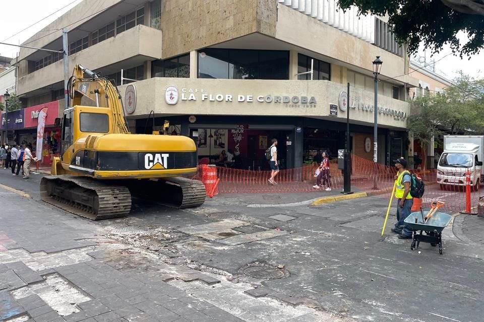 Guadalajara comenzó la rehabilitación de otra vialidad en el Centro, esta ocasión en la calle Independencia, en la esquina con Santa Mónica.