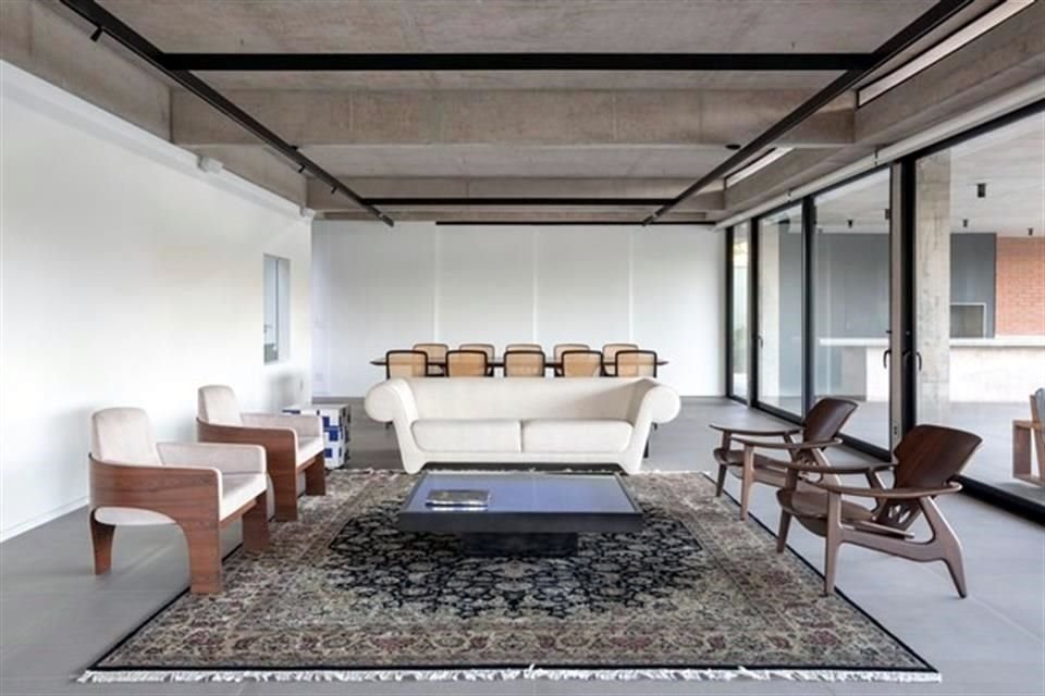Paredes blancas y líneas simples en el interior generan una atmósfera tranquila y atemporal.
