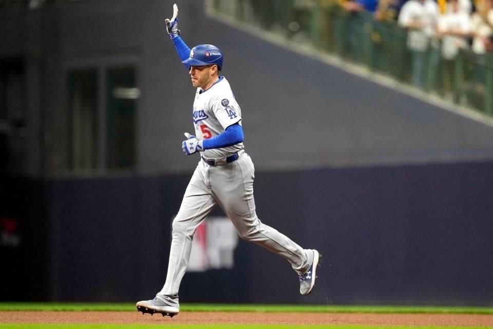 Freddie Freeman conectó cuadrangular en la sexta entrada para romper el cero.