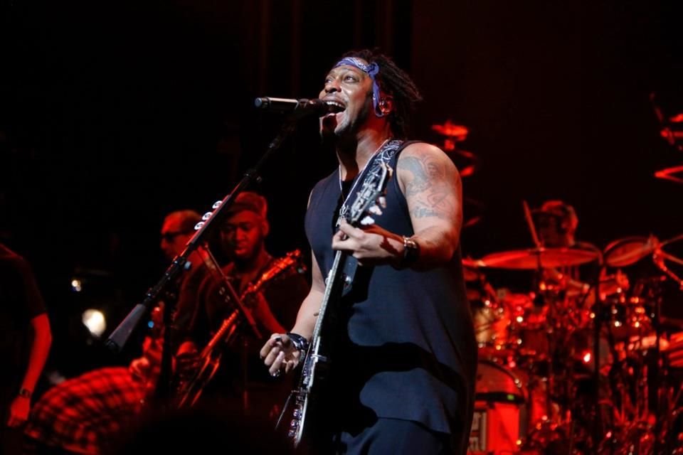 En su música, D'Angelo fusionó la crudeza del hip-hop, el soul enfático y la emoción con raíces gospel, impulsando el movimiento neo-soul de los años noventa.