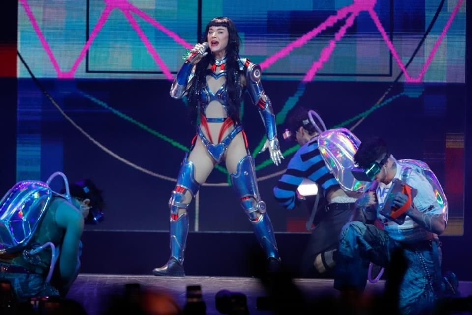 Katy Perry rechazó la propuesta de un fan en Londres mientras su romance con Justin Trudeau acapara la atención mediática.