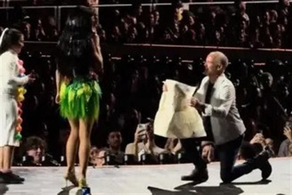 Un fan llamado Darren subió al escenario con un cartel escrito a mano preguntando si quería casarse con él, a lo que la cantante respondió: 'Hoy no'.