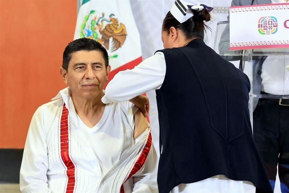 Incluso, Gobernadores como el morenista Salomón Jara, de Oaxaca, ya aprovechó para vacunarse.