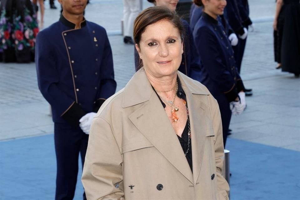 Chiuri, de 61 años, sucede a Silvia Venturini Fendi, heredera de los fundadores de la marca, quien supervisaba las líneas de accesorios y moda masculina desde 1994.
