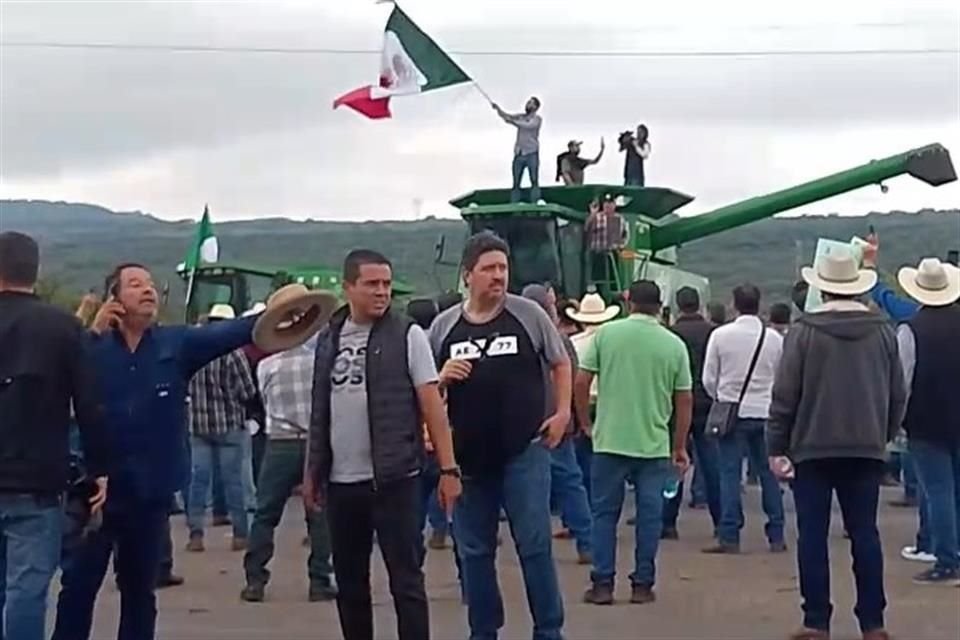 El Secretario de Gobierno de Jalisco, Salvador Zamora, confirmó que son tres carreteras las que han sido tomadas por manifestantes.