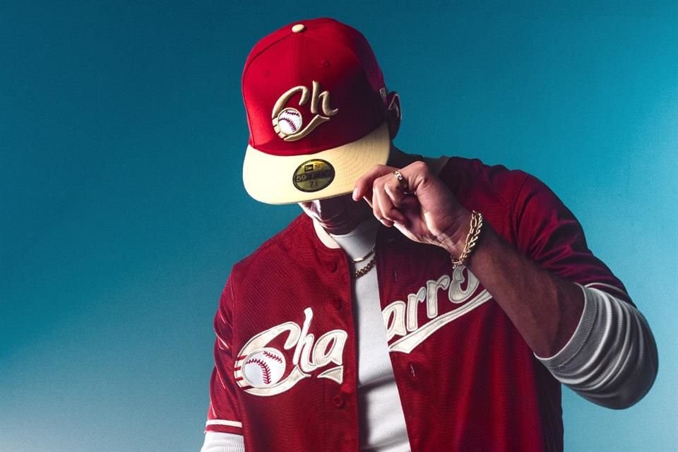Inspirado en la fuerza visual de las llamas y el dinamismo del fuego, este uniforme se presenta en un tono rojo.