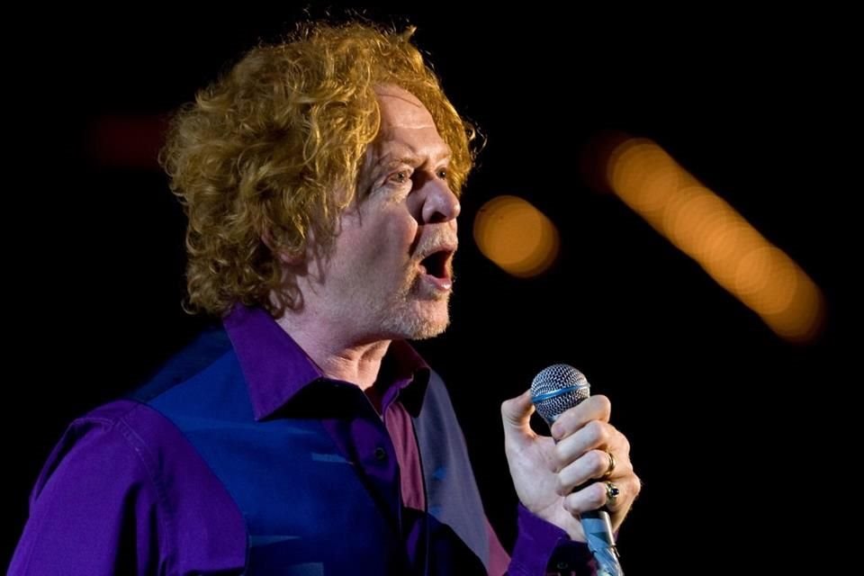 Mick Hucknall, vocalista de la banda Simply Red, explotó y calló a un fan que no dejaba de interrumpir su concierto en Londres.