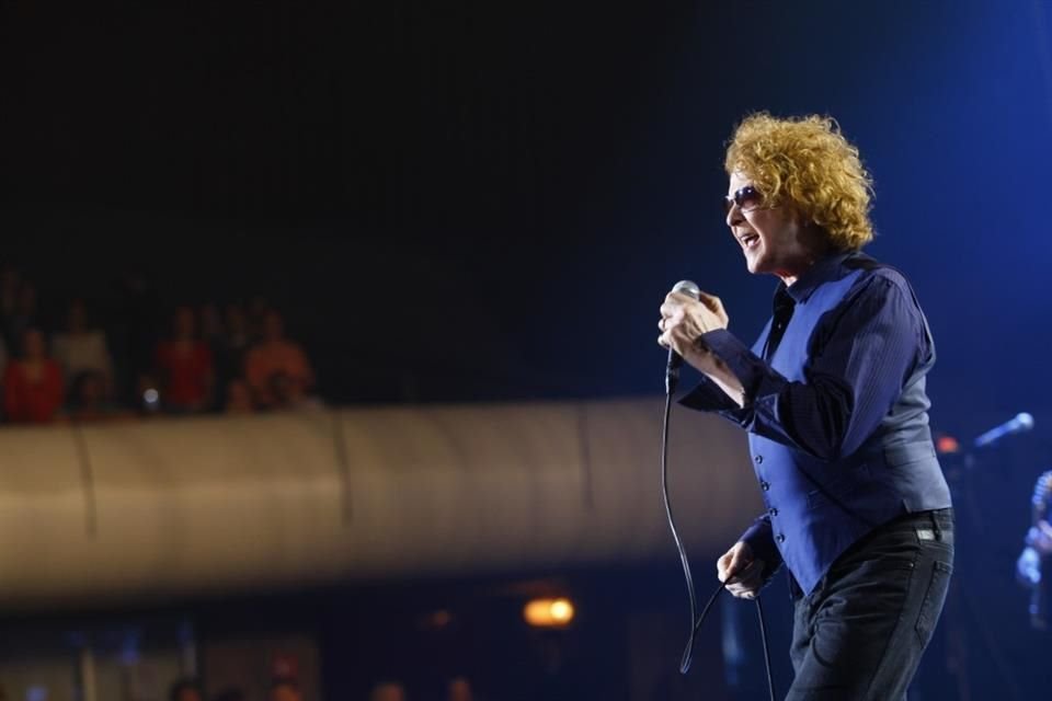 La estrella y vocalista de la banda Simply Red, de 65 años, tuvo que parar una de sus canciones para reprender a su seguidor.
