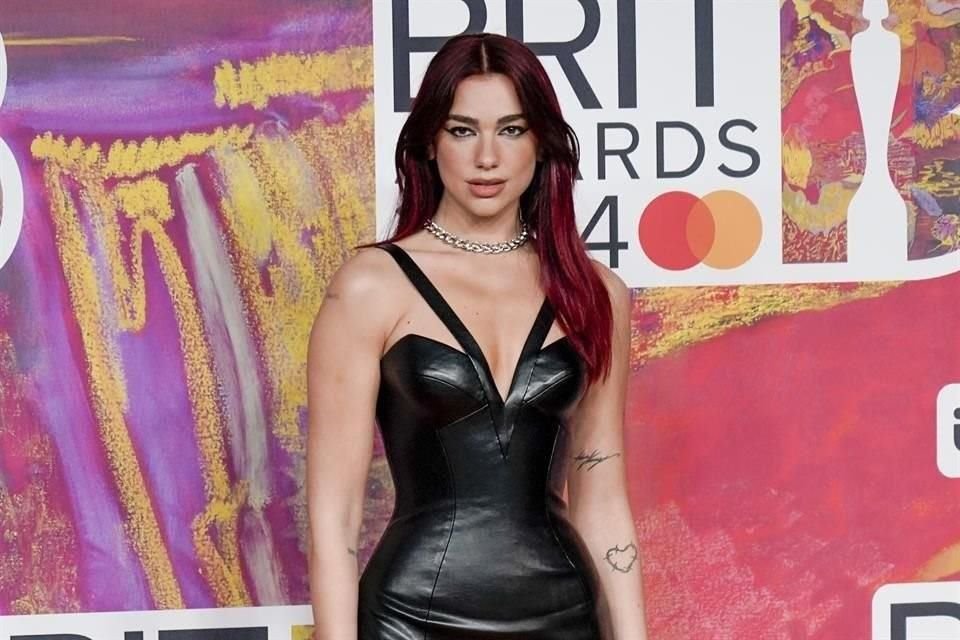 Dua Lipa, conocida por su visión global y su pasión por los viajes, impresionó a sus fans internacionales al obtener la certificación en medio de su tour 'Radical Optimism'.