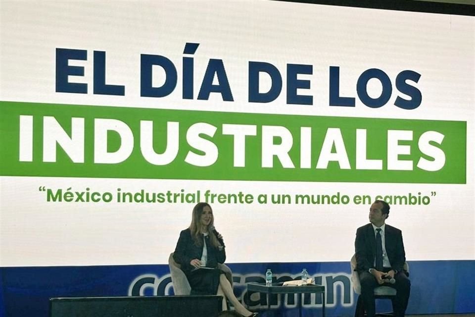 Luis Rosendo Gutierrez, subsecretario de Comercio Exterior en reunión con industriales de Concamin.