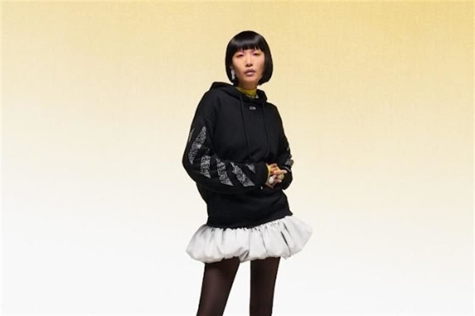 La icónica sudadera Off-White se transforma en obra de arte con 4 mil cristales Swarovski, combinando streetwear y lujo contemporáneo.