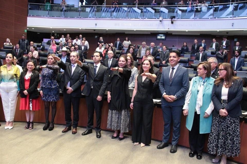 En total, rindieron protesta cinco integrantes para la nueva Comisión Nacional Anticorrupción, en el Pleno del Senado de la República.