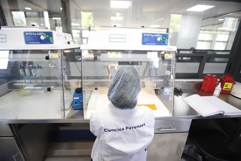 El Instituto Jalisciense de Ciencias Forenses toma muestras de ADN para identificar víctimas.