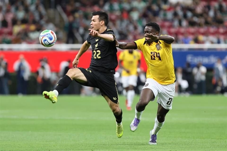 'Chucky' Lozano en la pelea por el esférico en el AKRON.