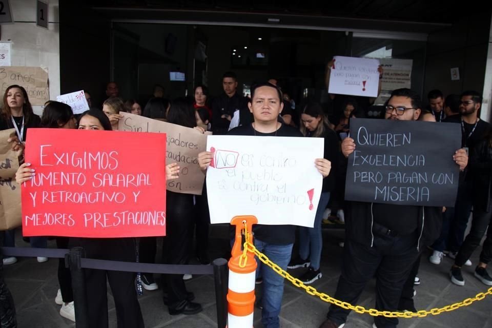 En la oficina del SAT cerca del Mercado de Abastos, en Guadalajara, trabajadores protestaron para pedir mejoras salariales e insumos básicos para laborar.