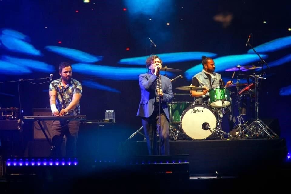 Rock alternativo con tintes de balada retro fue lo que se vivió en el Foro Principal de Fiestas de Octubre, a cargo de Enjambre.