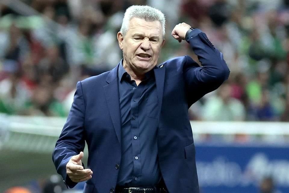 El 'Vasco' Javier Aguirre reclamó airadamente la marcación del penal en contra.