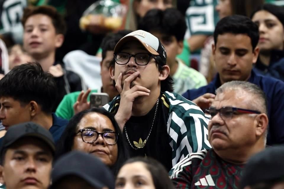 Al final, los 41 mil 235 fanáticos que acudieron a ver al tricolor terminaron decepcionados y sin poder ver el triunfo de su Selección.
