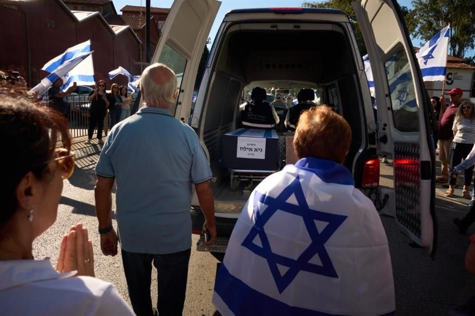 El Ejército israelí dijo que uno de los cuatro cadáveres que recibió de Hamas no corresponde a ninguno de los rehenes que estaban en Gaza.