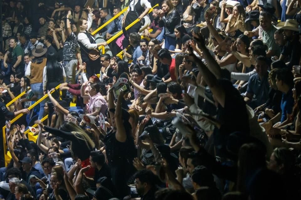 Asistentes durante presentación de Carín León en el Palenque de las Fiestas de Octubre 2025.