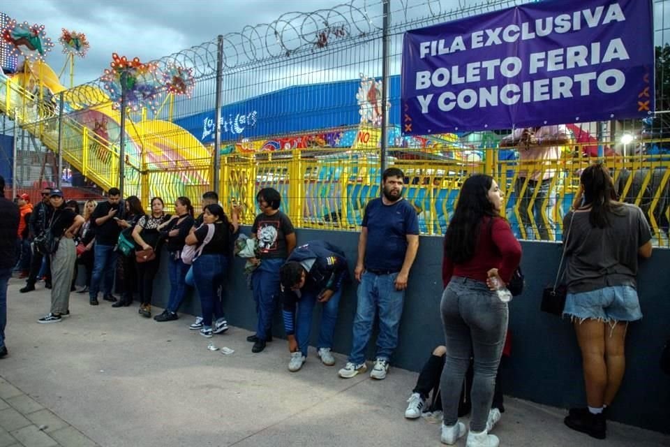 En conciertos como el de Caifanes, fans se quedaron sin boleto aunque en reventa sí había.