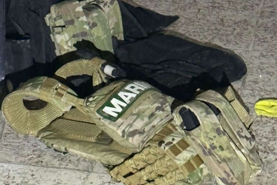 Policías del Estado descubrieron una vivienda en Teocaltiche donde había chalecos que decían 'Marina'; cargadores y casquillos, así como marcas de bala en las paredes.
