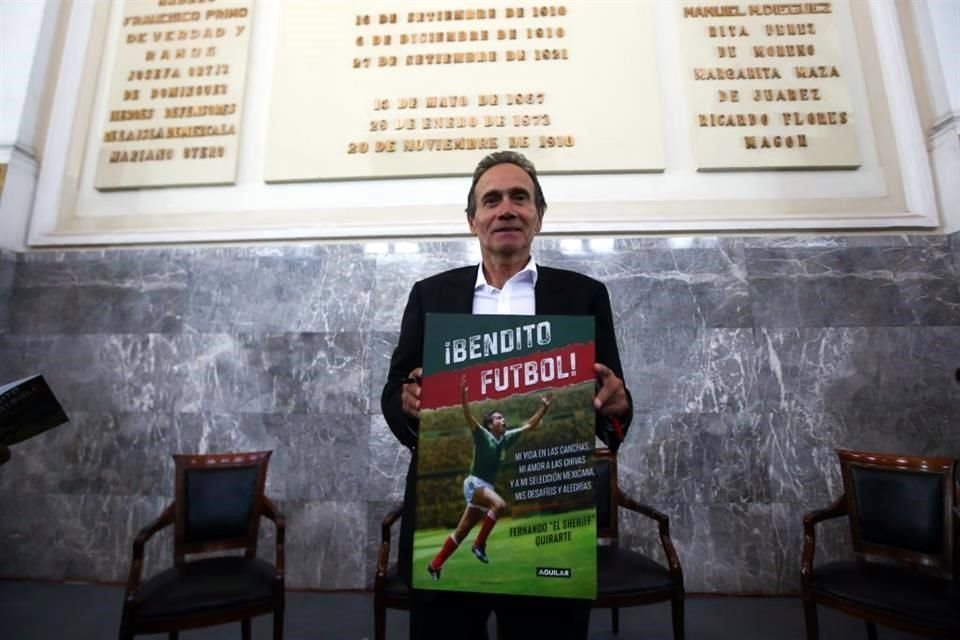 Ante cientos de invitados, el 'Sheriff' presentó el libro de sus memorias, Bendito Futbol.