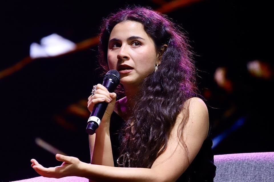 La cantante Silvana Estrada presentó su nuevo Tiny Desk desde Washington, poco antes del lanzamiento de su disco 'Vendrán Suaves Lluvias'.