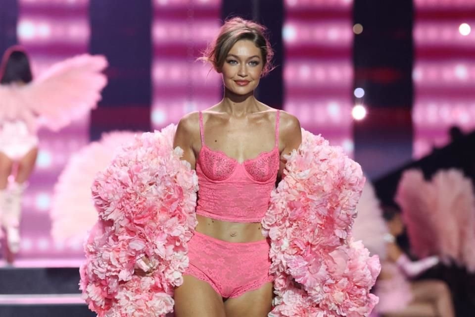 Gigi Hadid deslumbró con este conjunto rosa.