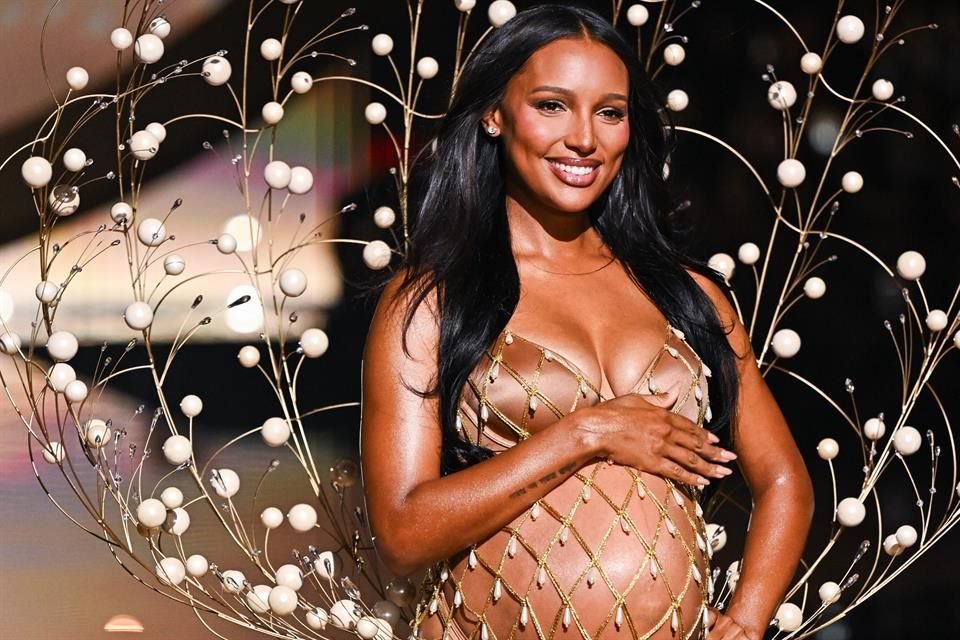 Embarazada, la modelo Jasmine Tookes abrió la pasarela.