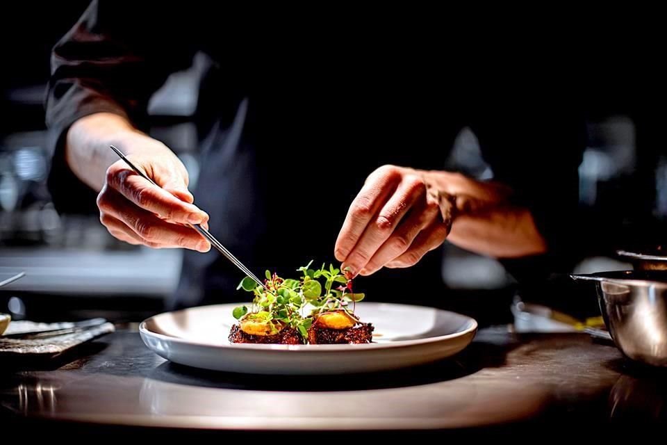 El 20 de octubre se celebra a quienes están detrás de los fogones. Este es un homenaje a mexicanos que nos conquistan con su arte culinario.