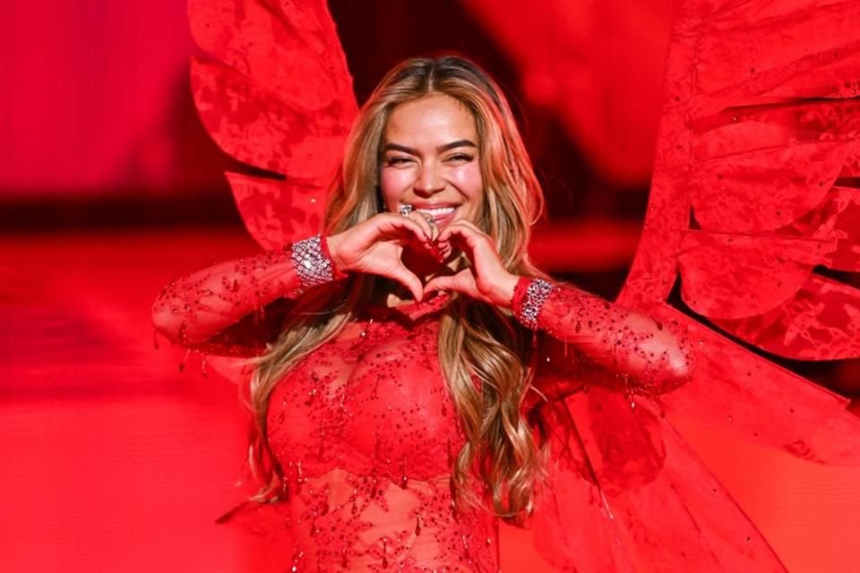 Karol G eligió tonos rojos para su actuación musical en vivo.