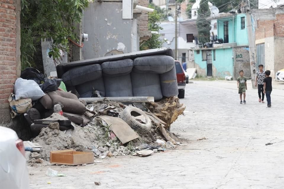 Afuera de algunas viviendas de La Martinica permanecen muebles que resultaron con pérdida total.