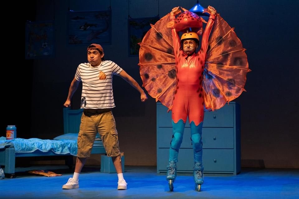 León y Jacinta dan vida a la obra 'Pez globo', con funciones los fines de semana hasta el 31 de agosto en el Teatro Helénico.
