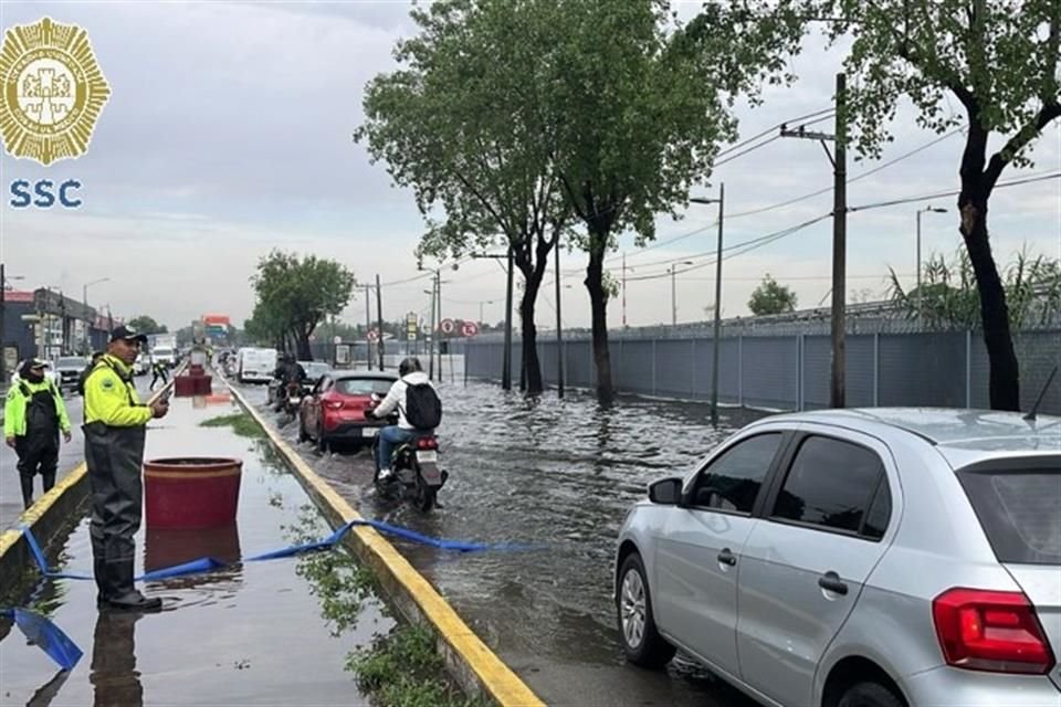 Agentes de Tránsito apoyan para bajar el nivel del agua en Eje 1 Norte y Asistencia Pública Federal, en Venustiano Carranza.