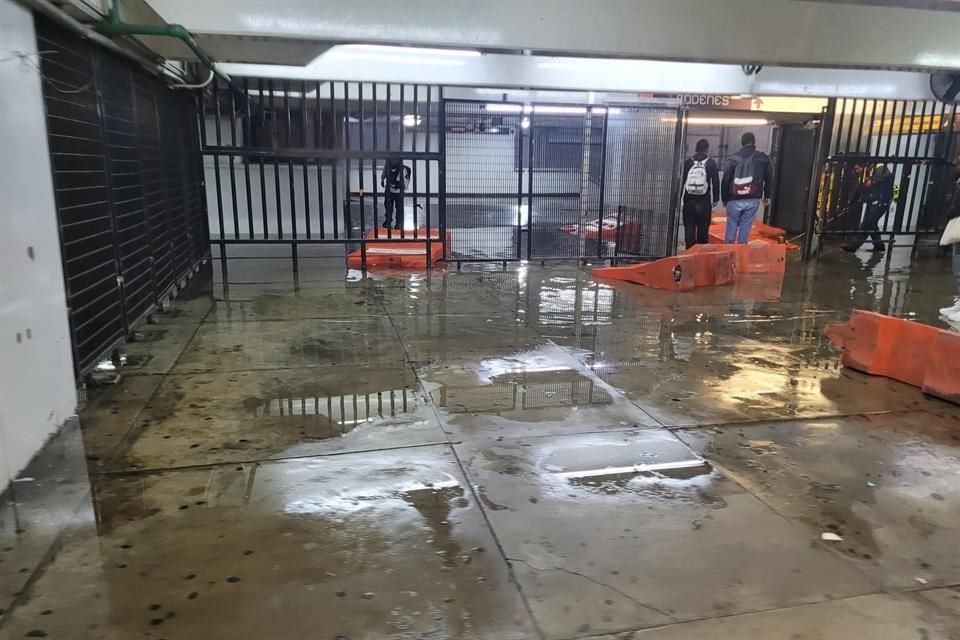 En la estación Pantitlán, en el área de transbordo entre las Líneas 1, A y 9, usuarios sortean el paso por acumulación de agua.