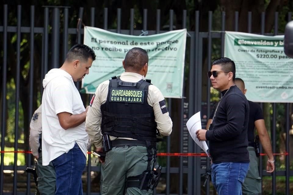 El cadáver fue encontrado en la entrada principal del parque.