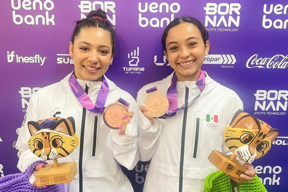 Aixa de León (solda), Verónica Saraí (sağda) ile birlikte Asunción'daki 2025 Gençler Pan Amerikan Oyunlarında Jalisco'nun ilk madalyasını kazandı.