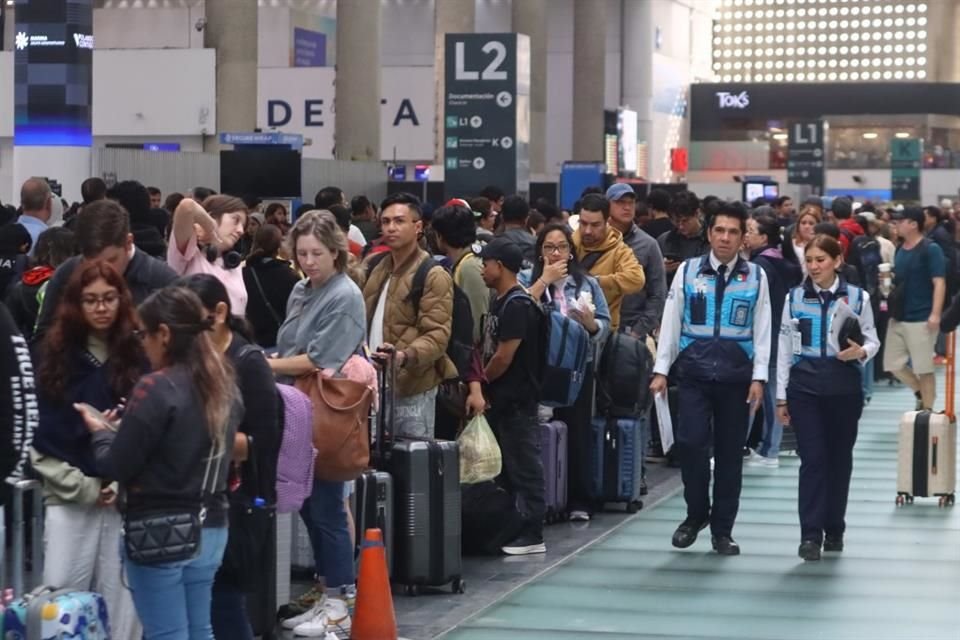 Usuarios del aeropuerto Internacional de la Ciudad de México se ven afectados por los retrasos y cancelaciones de vuelos provocados por el fuerte aguacero registrado en la Ciudad de México