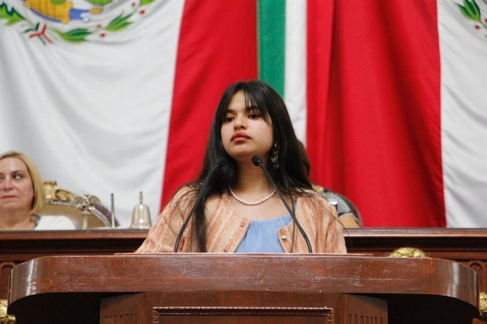 Uno de los puntos álgidos fue para reclamar que los diputados platicaban, se tomaban fotos y negociaban mientras el premio se entregaba y la joven hablaba. 
