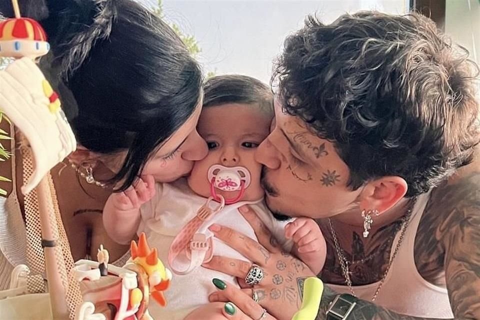 Acerca de los rumores que circulan en redes sociales sobre si la esposa de Nodal, Ángela Aguilar, impide que él vea a Inti, Cazzu comentó que no está al tanto de esas versiones.