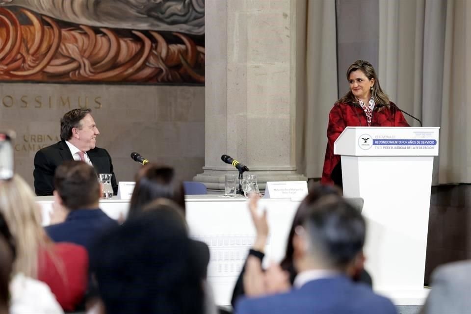Durante la ceremonia de reconocimiento a trabajadores del Poder Judicial, la Ministra reconoció a Javier Laynez, con 10 años de trayectoria.