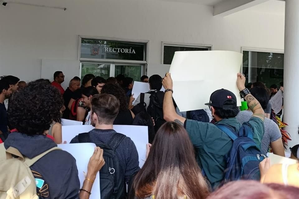 Estudiantes de diferentes carreras del CUCEI se manifestaron para exigir la apertura de más cupos para las materias.