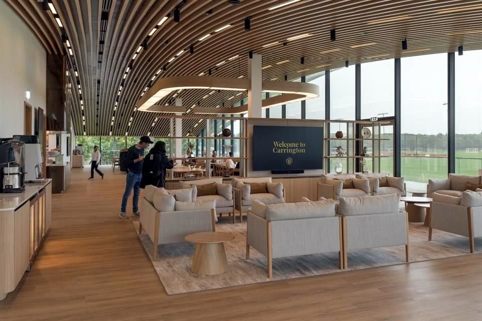 En la planta superior se encuentra una sala para conferencias de prensa y un estudio.