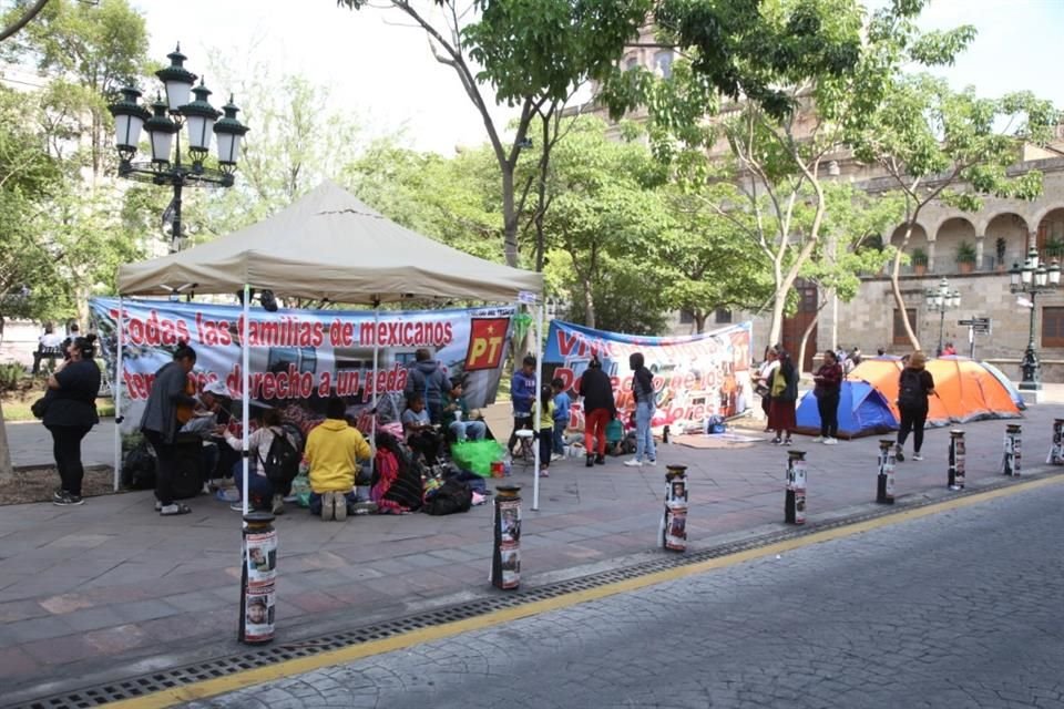 Vecinos de San Sebastián El Grande realizan un plantón frente al Palacio de Gobierno, en GDL, pues acusan que los desalojaron de sus casas.