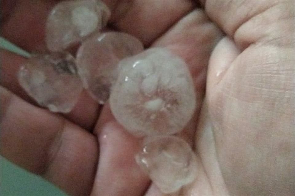 Fuerte granizada en colonias del sur de Guadalajara..