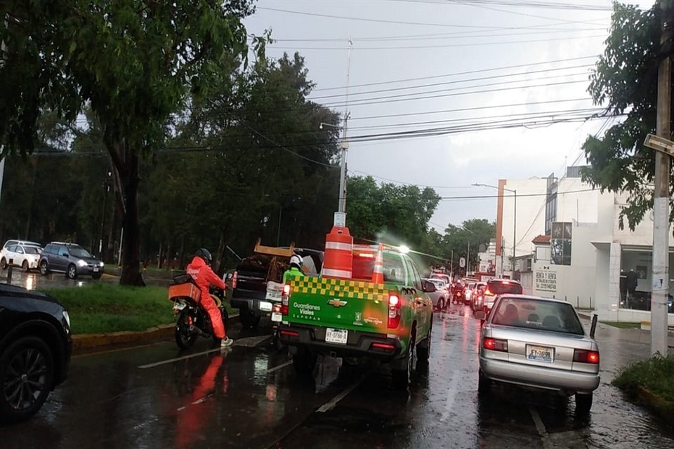 Avenida La Calma colapsó entre Mariano Otero y López Mateos.