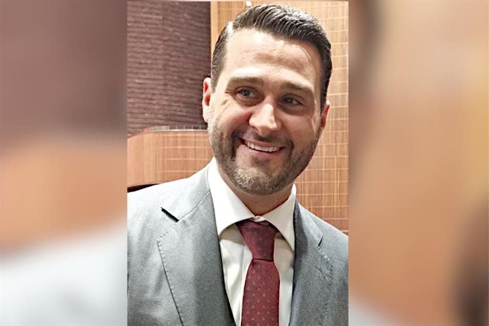 The Attorney General's Office (FGR) has removed Arturo Serrano Meneses as head of its Oversight Body and nine collaborators for alleged acts of corruption.