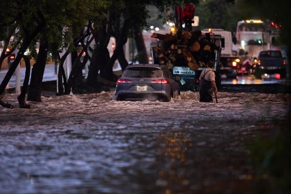 La lateral de López Mateos se inundó a la altura de  la Unidad Administrativa Las Aguilas.