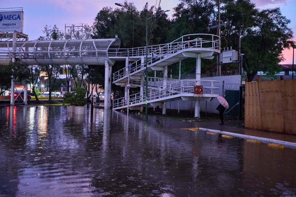 Fuertes lluvias con granizo impactan al municipio de Zapopan y la zona sur de Guadalajara, la tarde de este martes.